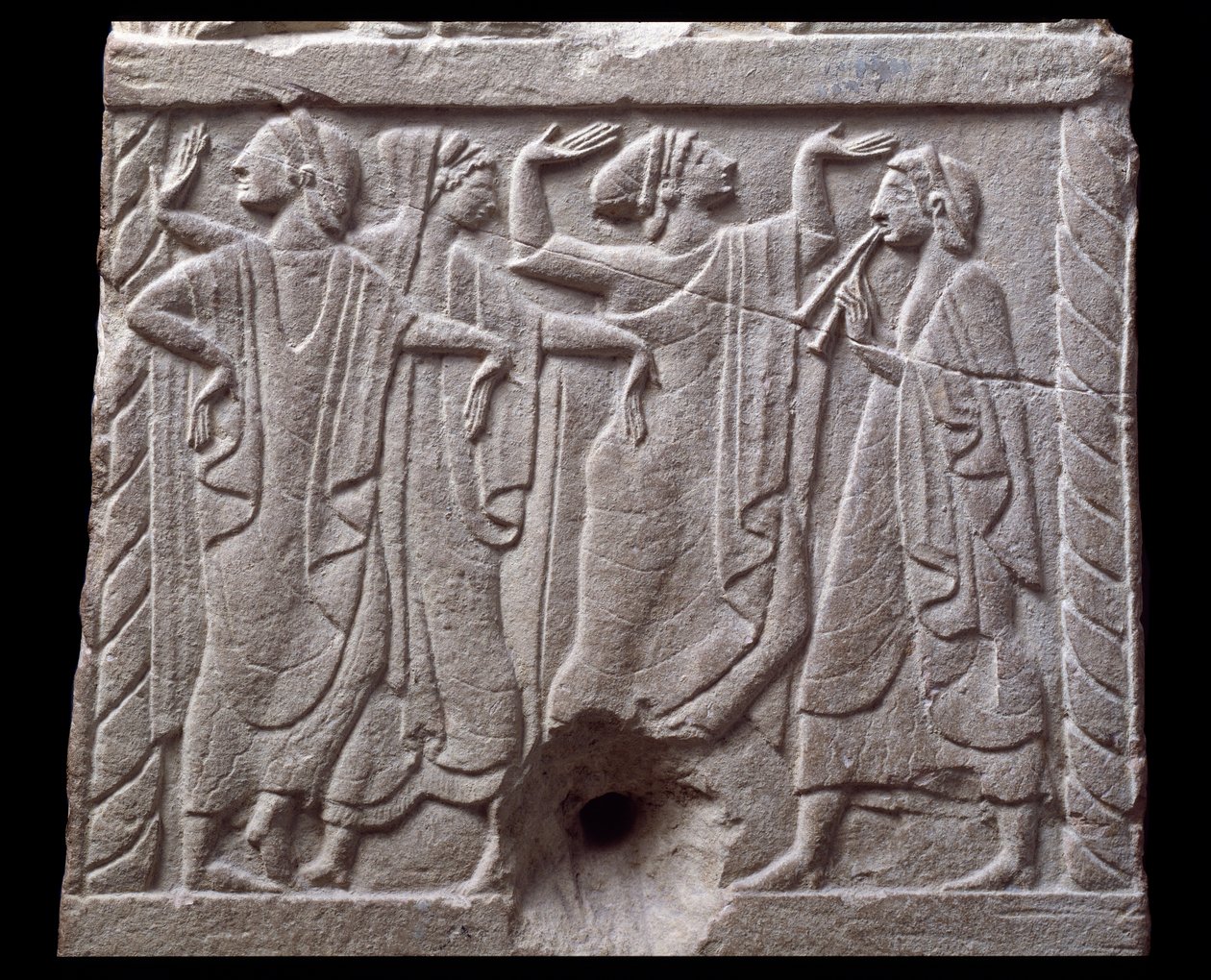 Relief avec danseurs d
