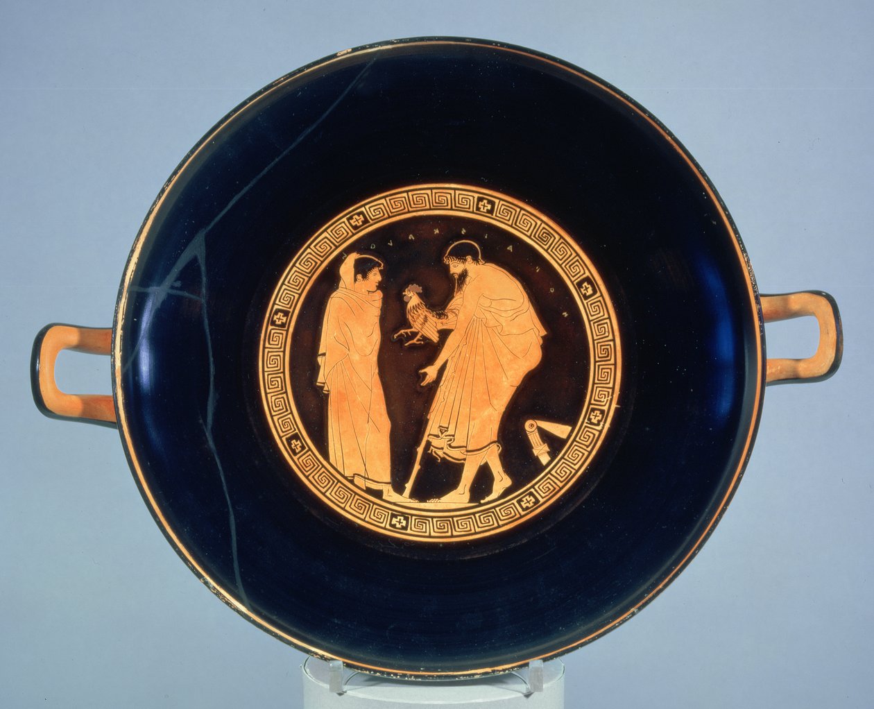 Coupe à figures rouges attiques décorée d