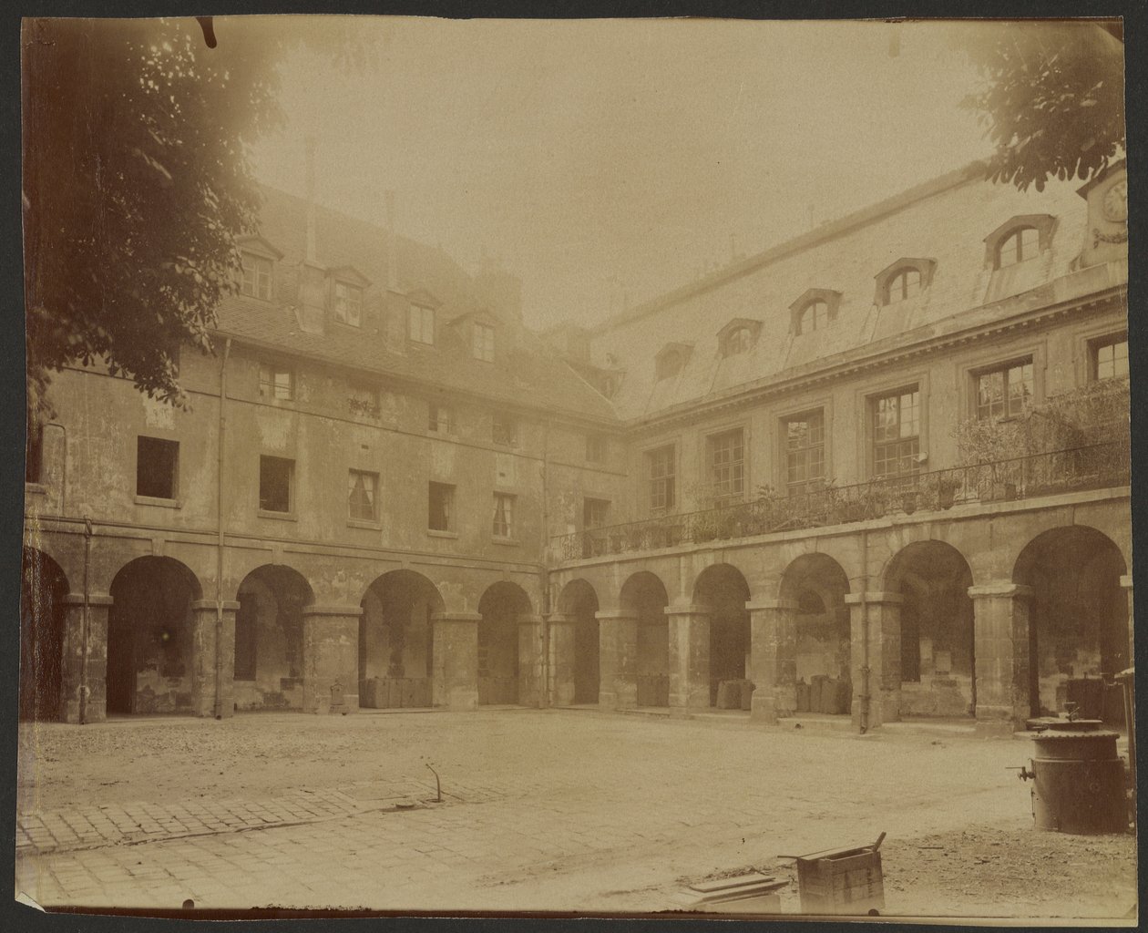 [Cour à arcades] - Eugène Atget