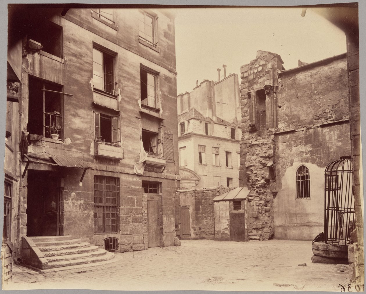 Cour Saint-Julien-le-Pauvre - Eugène Atget