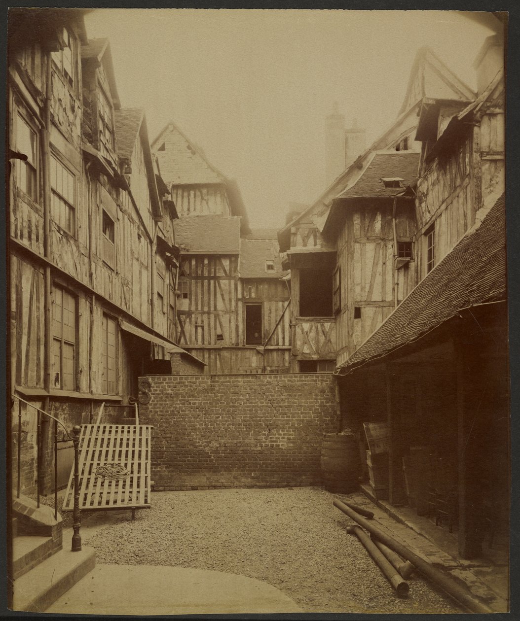 Rouen, cour Rue Martainville - Eugène Atget