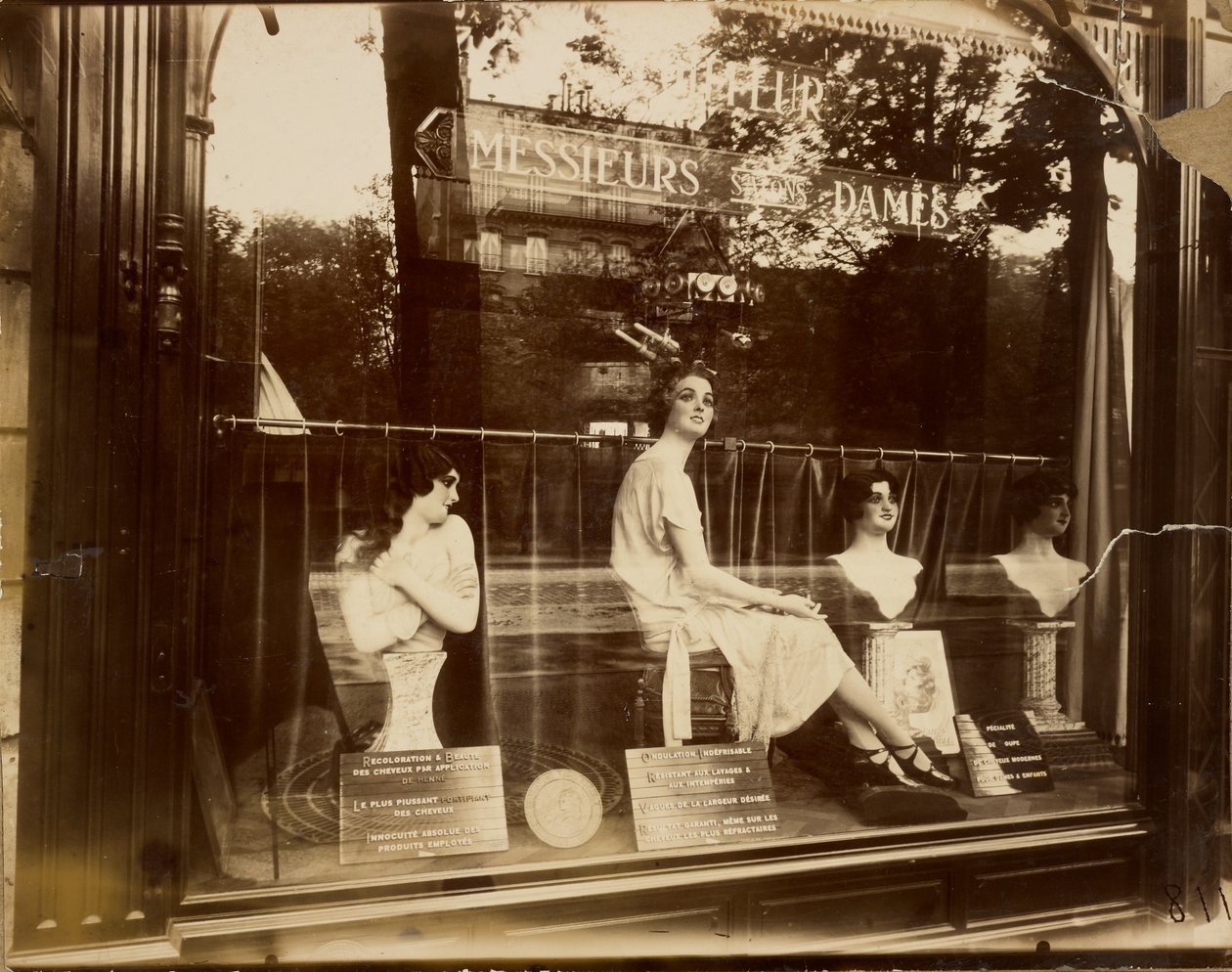 [Salon de coiffure] - Eugène Atget