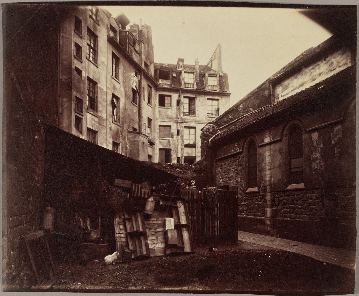Un coin de la cour, Saint-Julien-le-Pauvre, Paris - Eugène Atget