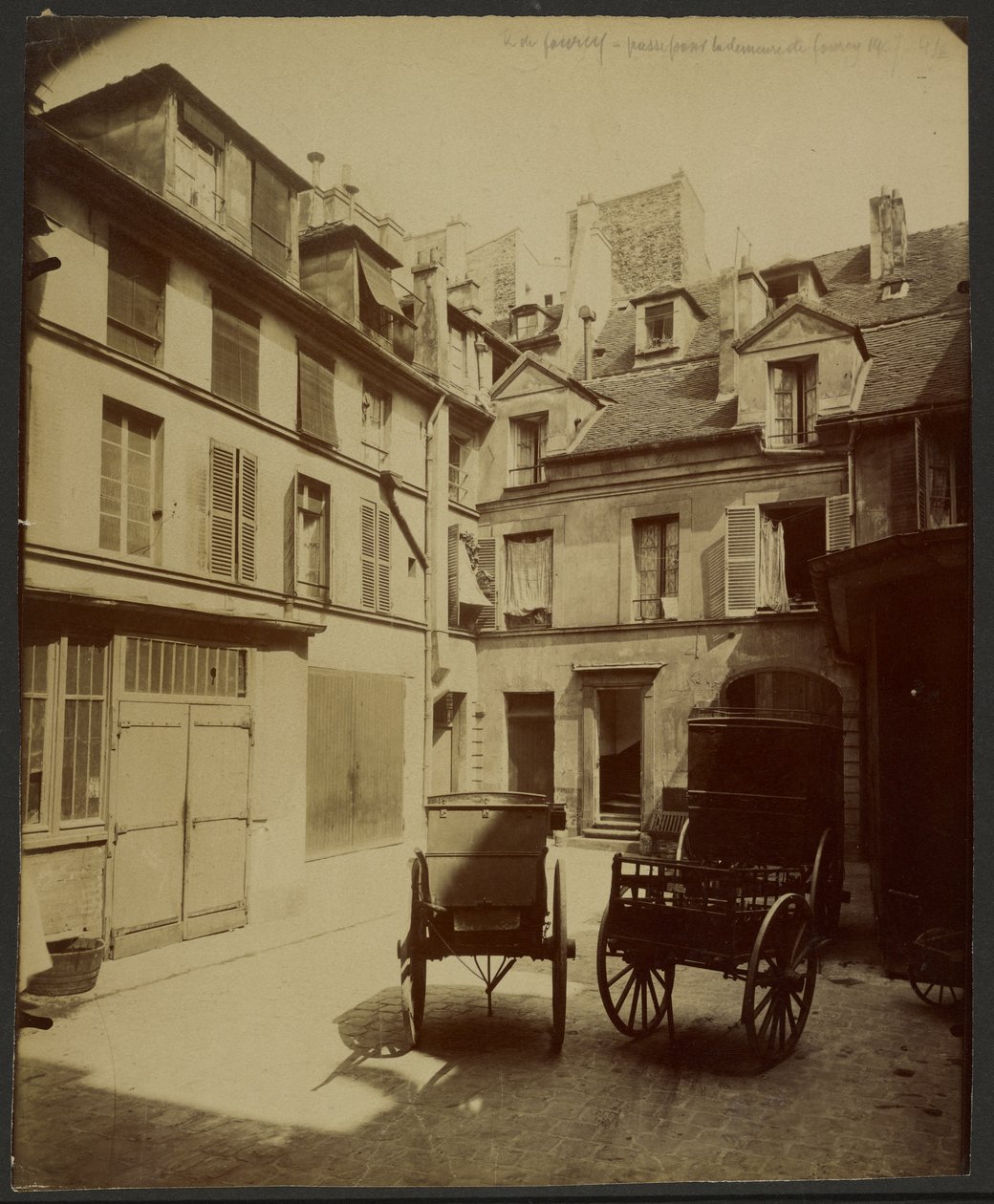 Vieille maison, rue de Fourcy, passage du quartier pour la demeure de Fourcy - Eugène Atget