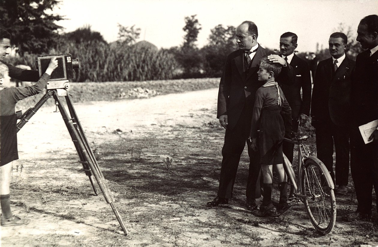 Mussolini posant avec son fils pour un photographe - Eugenio Risi