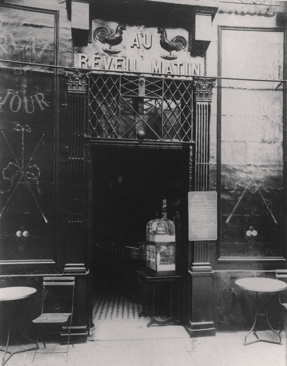 Au Réveil Matin, rue Amelot, 11e arrondissement, Paris - Eugène Atget