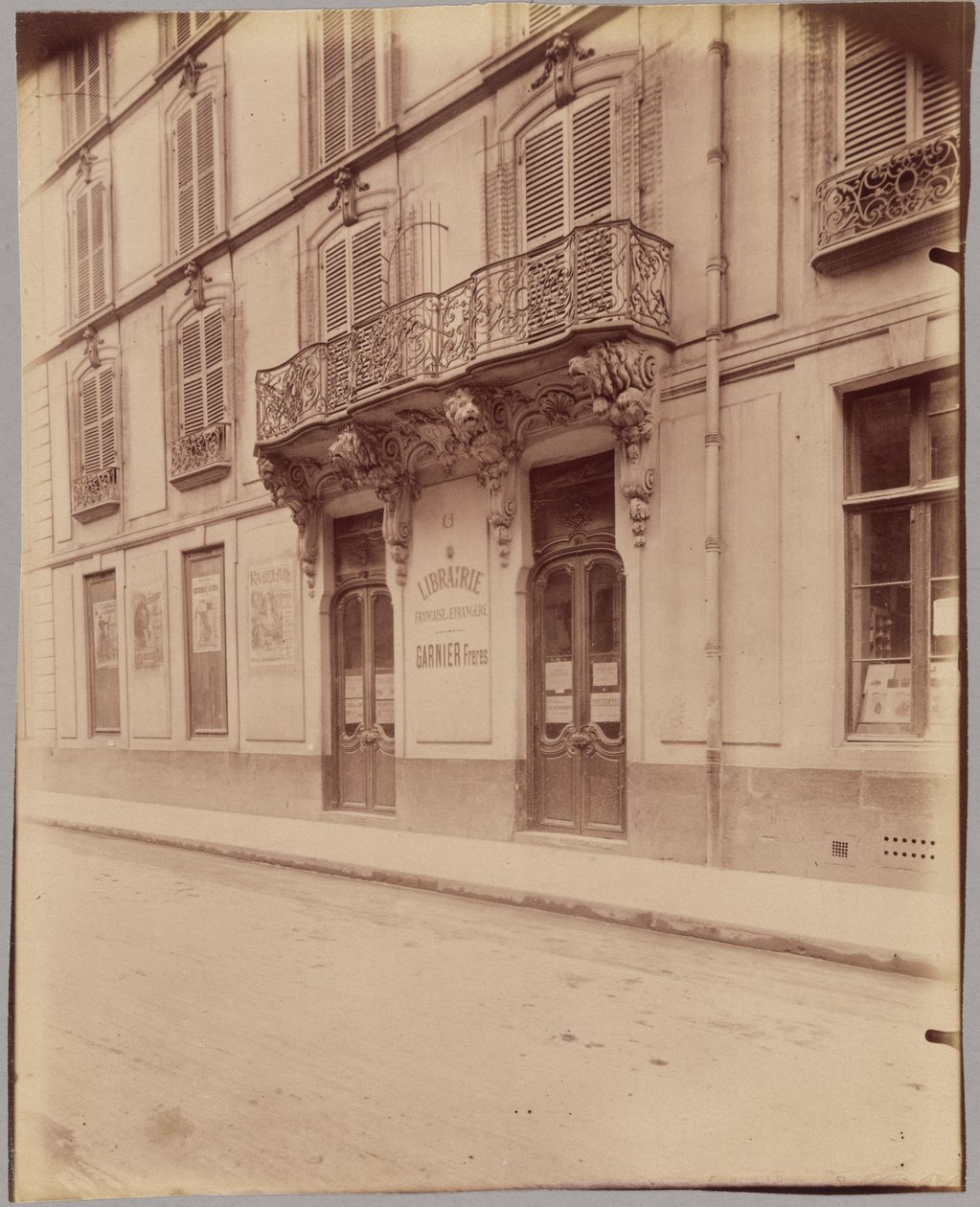 [Librairie Garnier Frères, 6 rue des Saints-Pères] - Eugène Atget