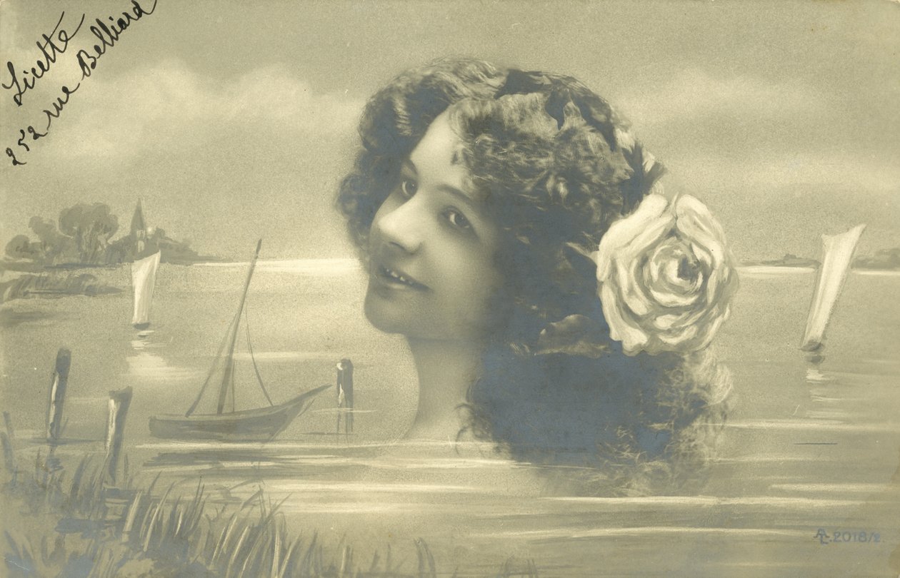 Fille avec une rose dans les cheveux (photo n/b) - European School