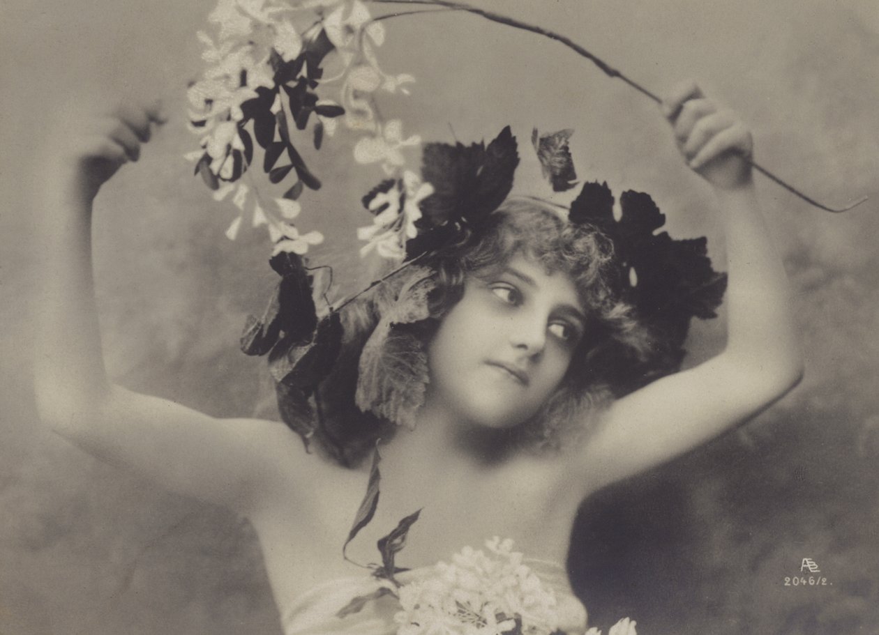 Fille avec une couronne de vigne (photo n/b) - European School