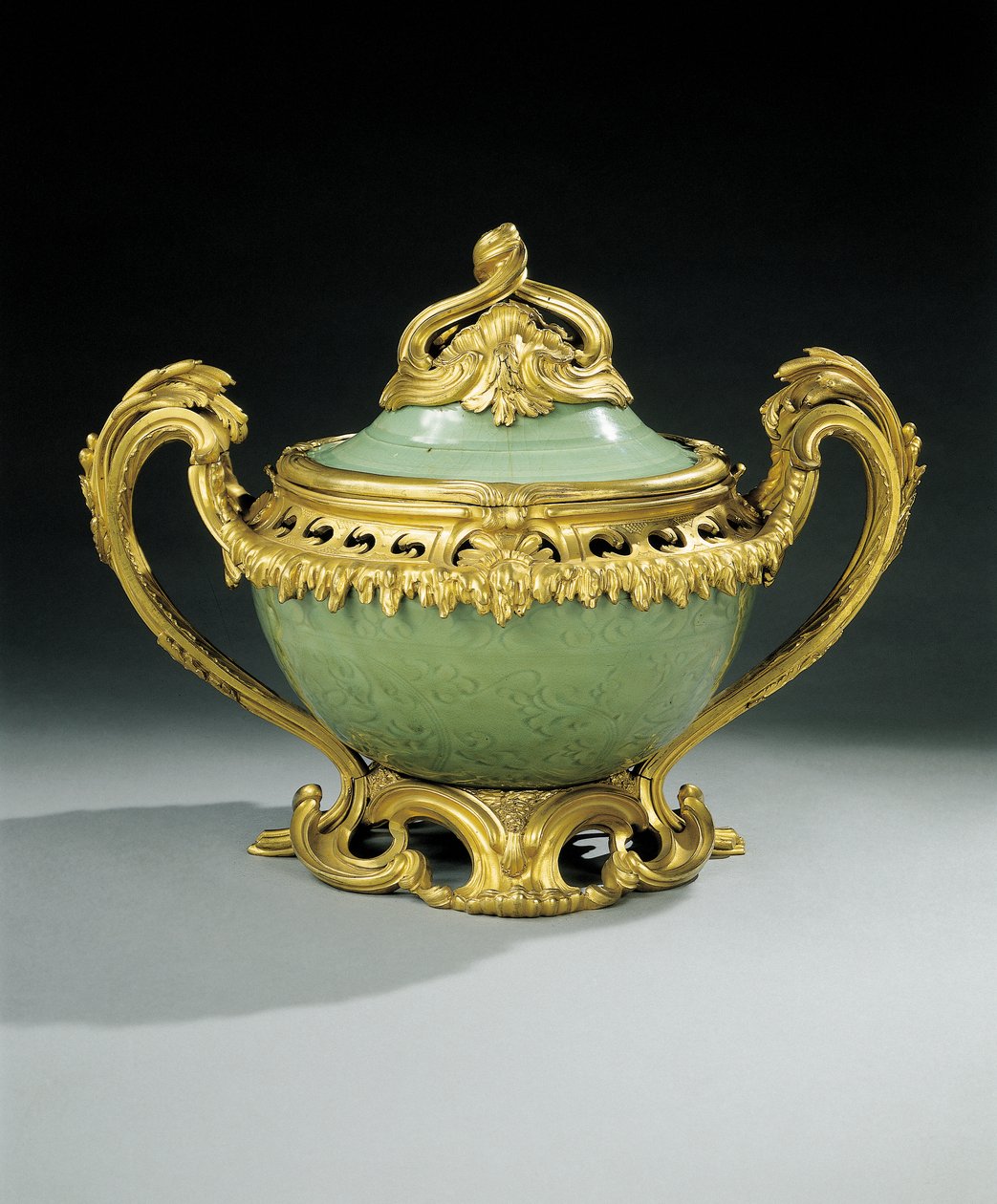 Vase pot-pourri Louis XV (porcelaine céladon chinoise montée en or moulu) - European School