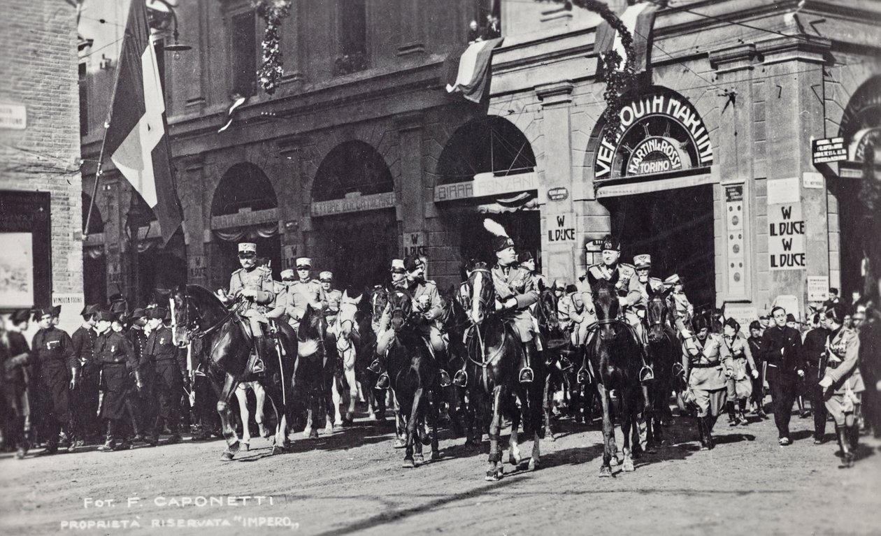 Album "Duce": Benito Mussolini à cheval défilant dans les rues de Ferrare - F. Caponetti