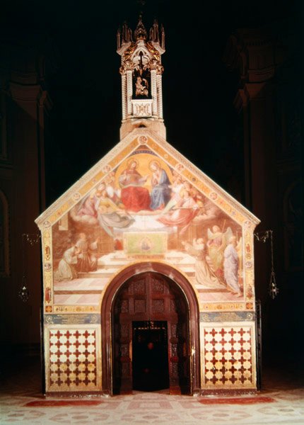 Extérieur de la Chapelle de la Porziuncola avec une fresque montrant Saint François recevant le Pardon d
