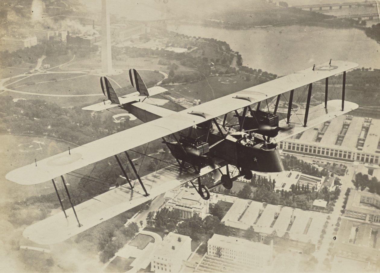[Avion volant au-dessus de Washington D.C.] - Fedele Azari