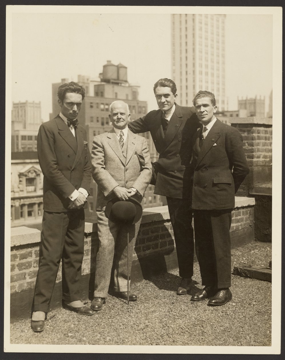 [Portrait de groupe de F. Vecchi, Dr. Brinton, F. Azari, et O.L. Foletti]. - Fedele Azari