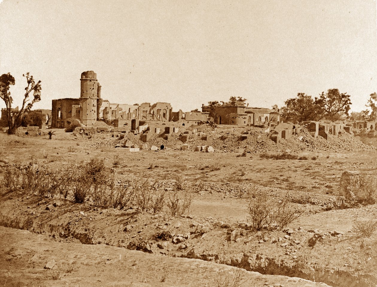 Cimetière et la résidence au loin, Lucknow - Felice Beato