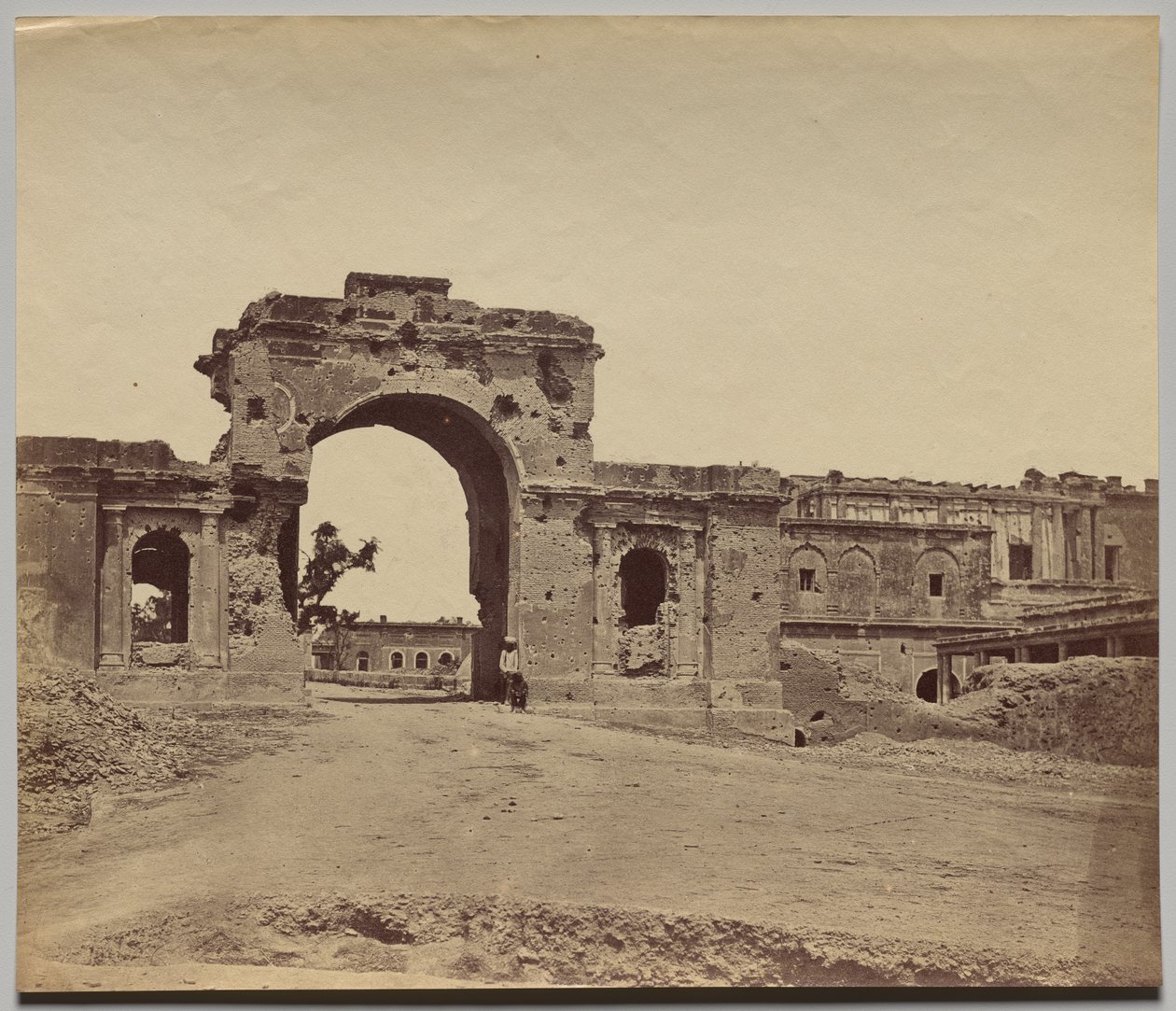 Porte menant à la résidence, tenue par le capitaine Aitken, 13e infanterie indigène du Bengale, communément appelée la porte de Bailee Guard - Felice A. Beato