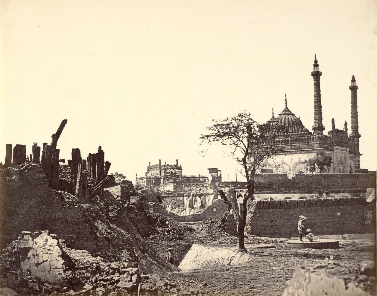 Batterie près de Begum Kotie. Deuxième Attaque de Sir Colin Campbell en mars 1858 - Felice Beato