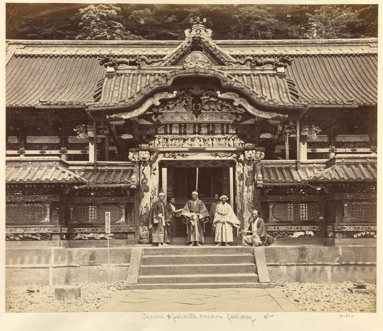 Porte sculptée et peinte à Nikko - Felice Beato