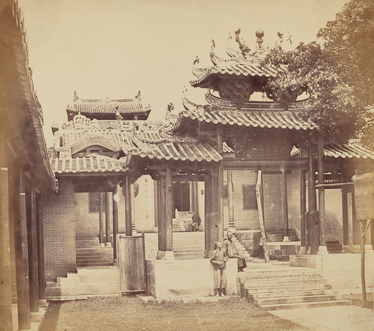 Entrée du temple des Cinq Génies, Canton, avril 1860 - Felice Beato
