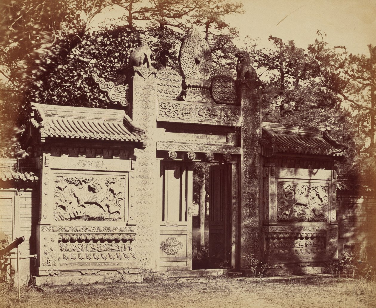 Extérieur du dépôt de tombes près de Pékin, octobre 1860 - Felice Beato