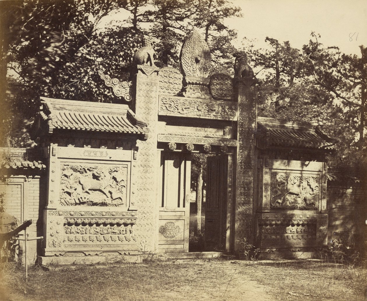 Extérieur du Dépôt de Tombes près de Pékin - Felice Beato