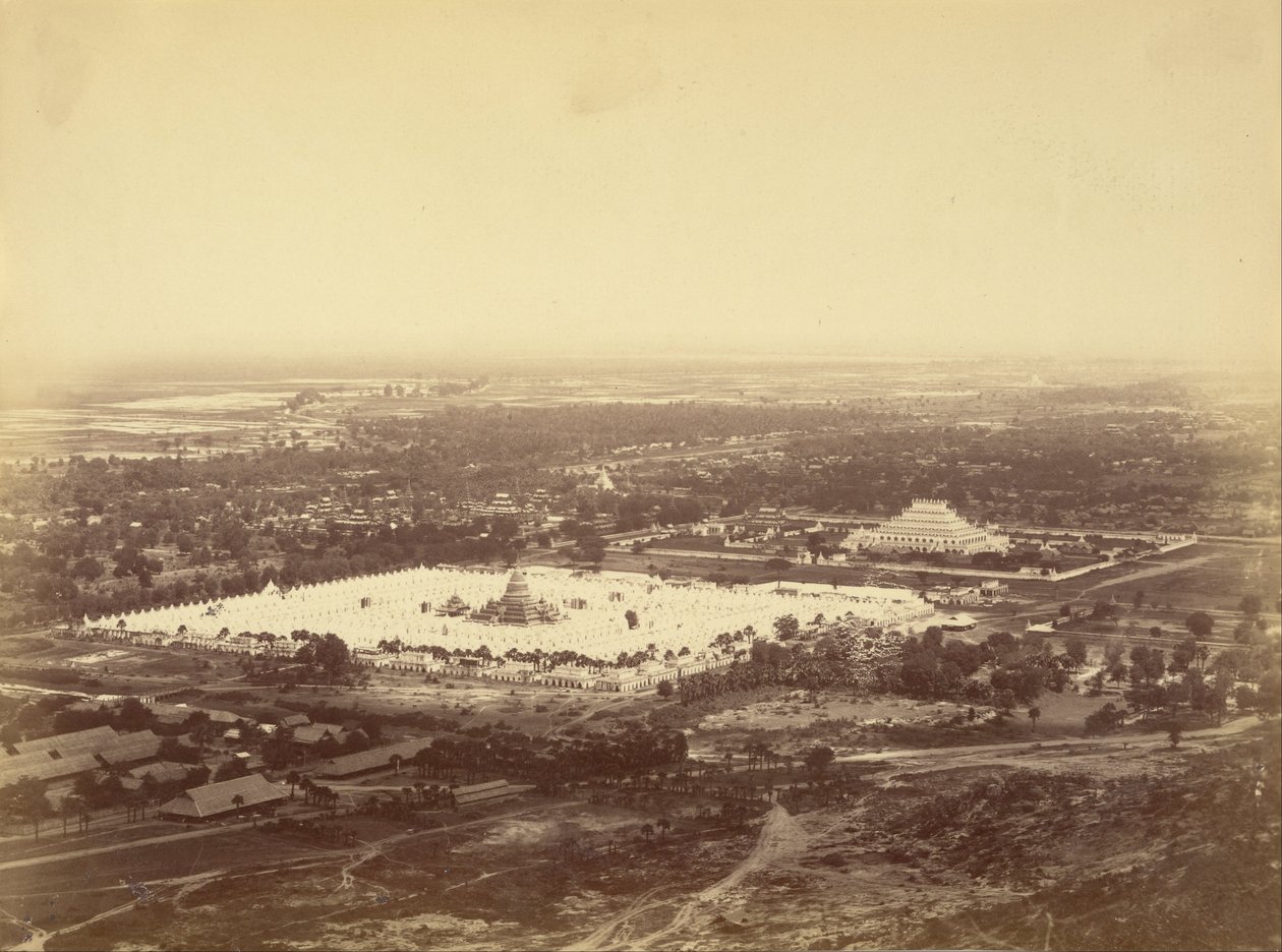 Vue générale de Mandalay depuis la colline de Mandalay montrant les 450 pagodes et la pagode incomparable - Felice Beato