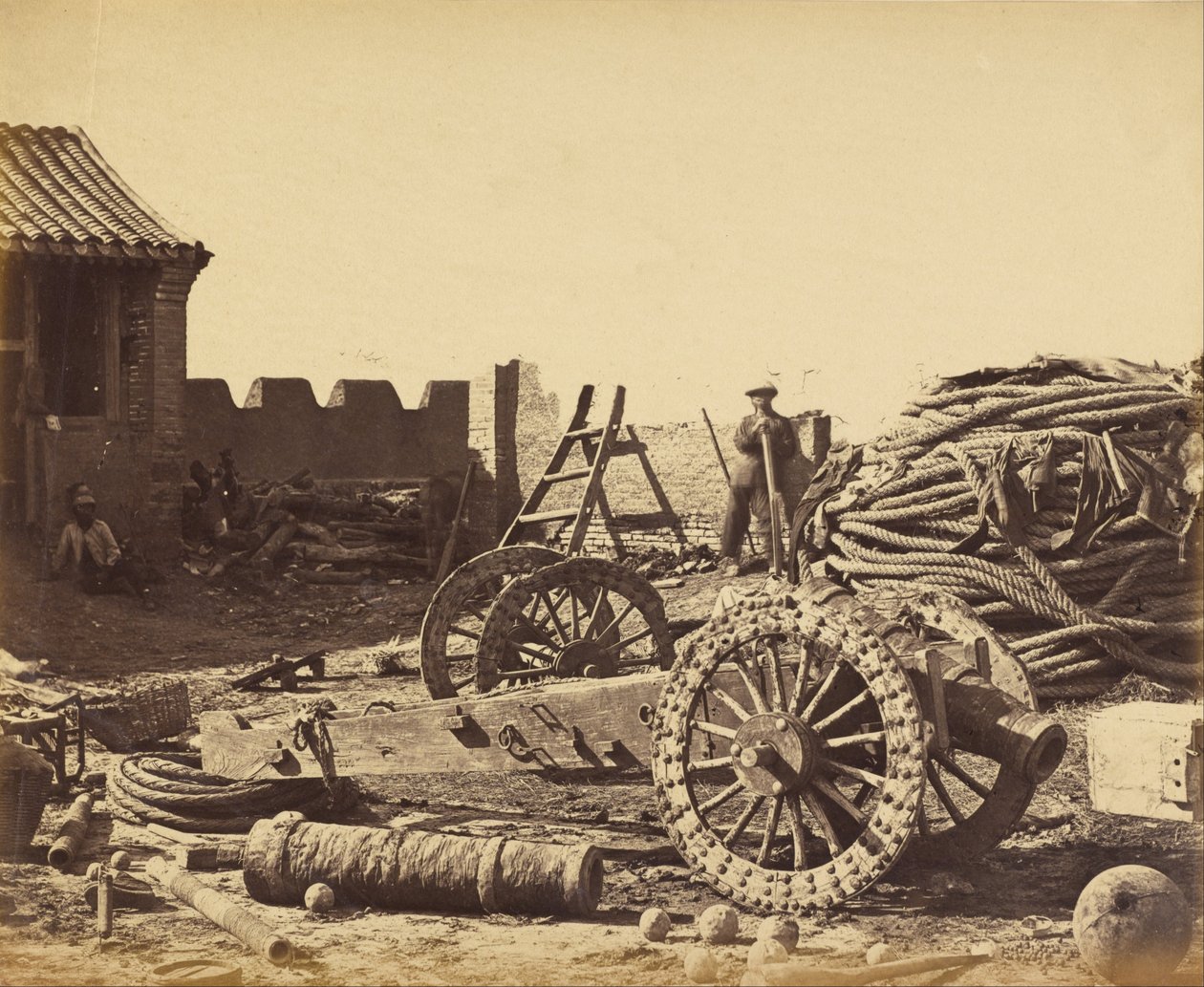 Intérieur de Pehtang montrant le magasin et le canon en bois, 1er août 1860 - Felice Beato
