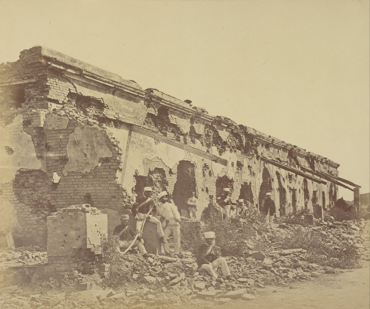 Enceinte du major-général Sir Hugh Massy Wheeler à Cawnpore - Felice Beato