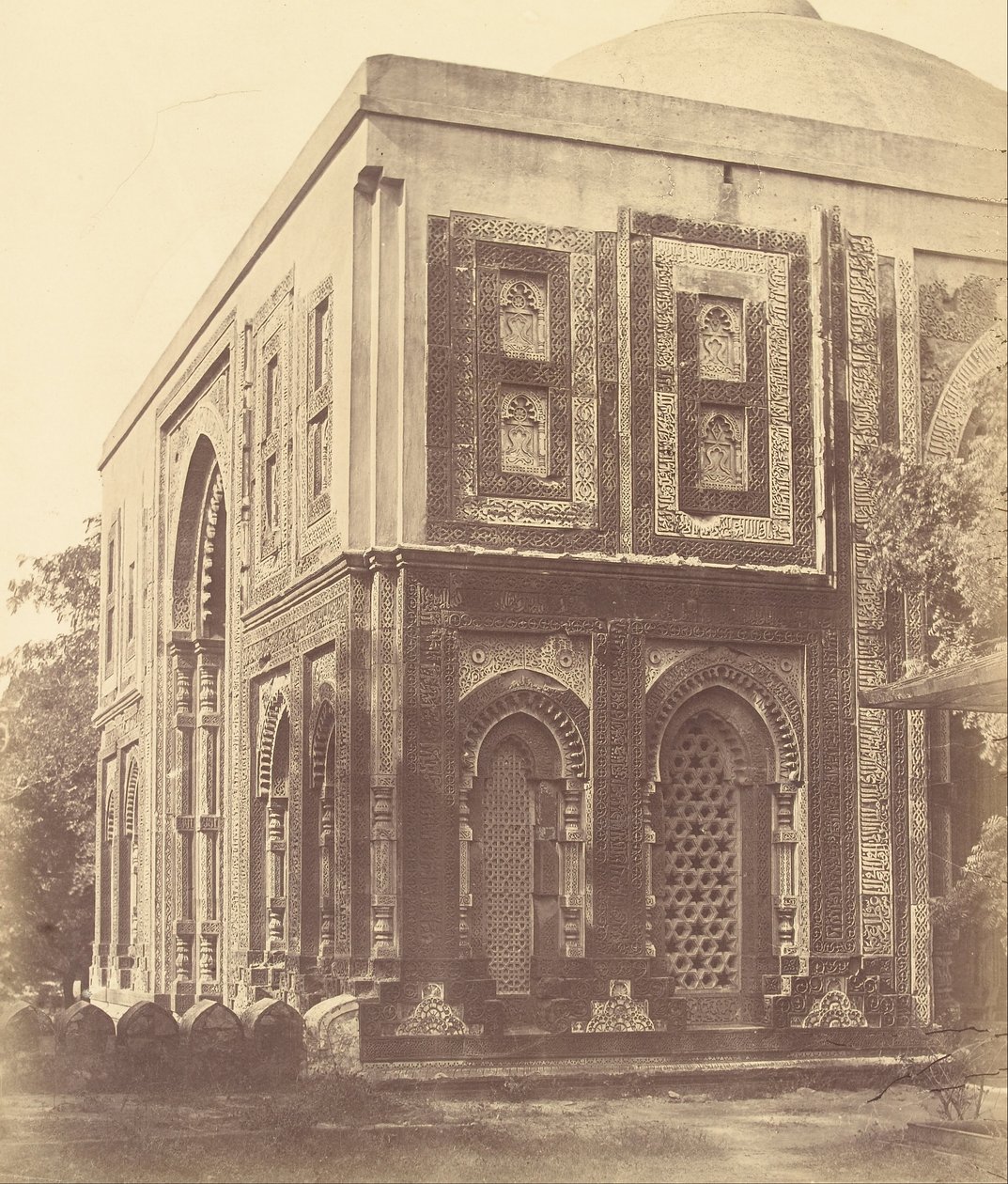Sanctuaires. Porte en marbre et grès Alai Darwaza vers la mosquée Quwwat-ul-Islam, Kootub - Felice Beato