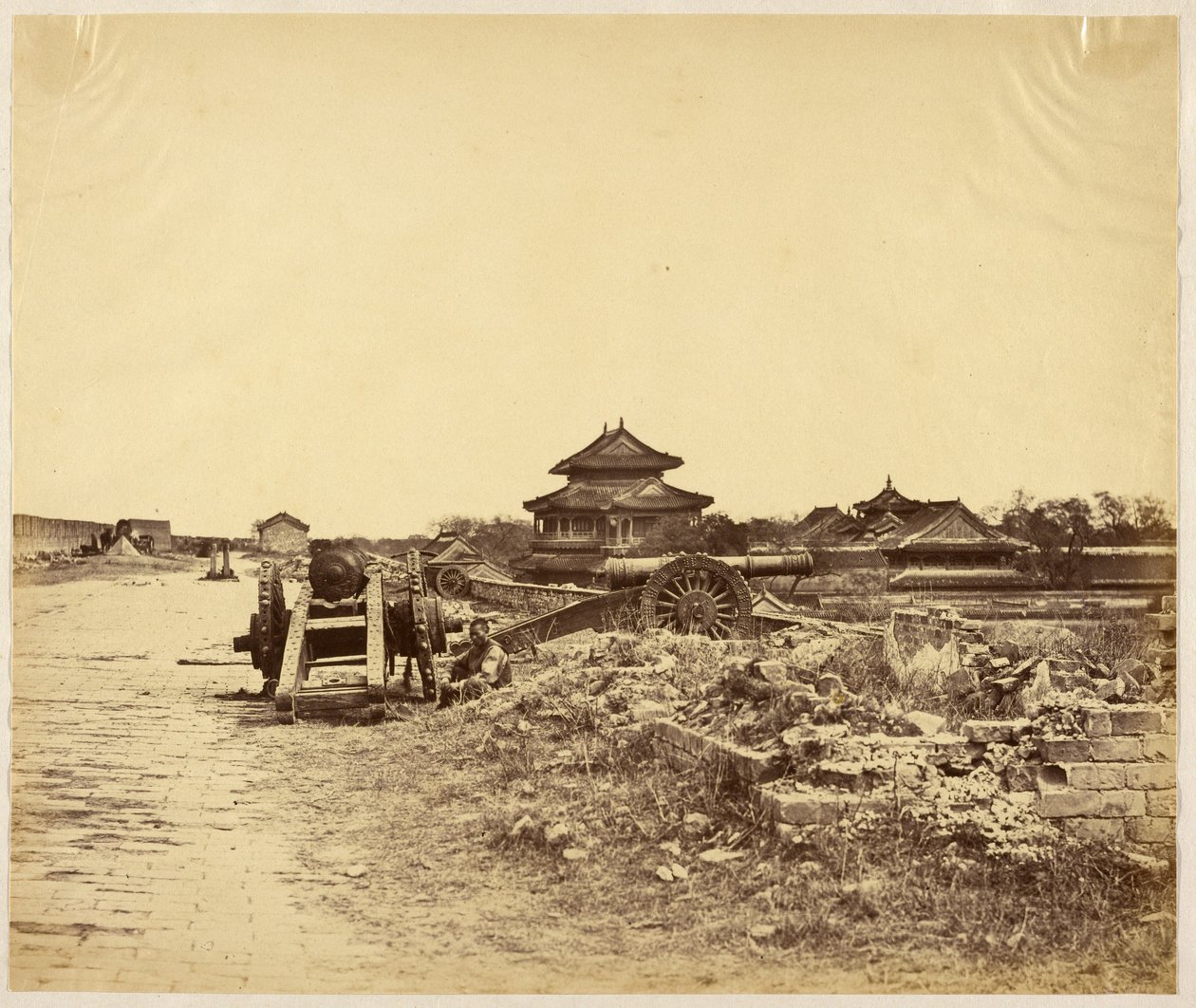 [Haut de la muraille de Pékin prise en possession le 14 octobre 1860 montrant les canons chinois dirigés contre nos batteries]. - Felice Beato