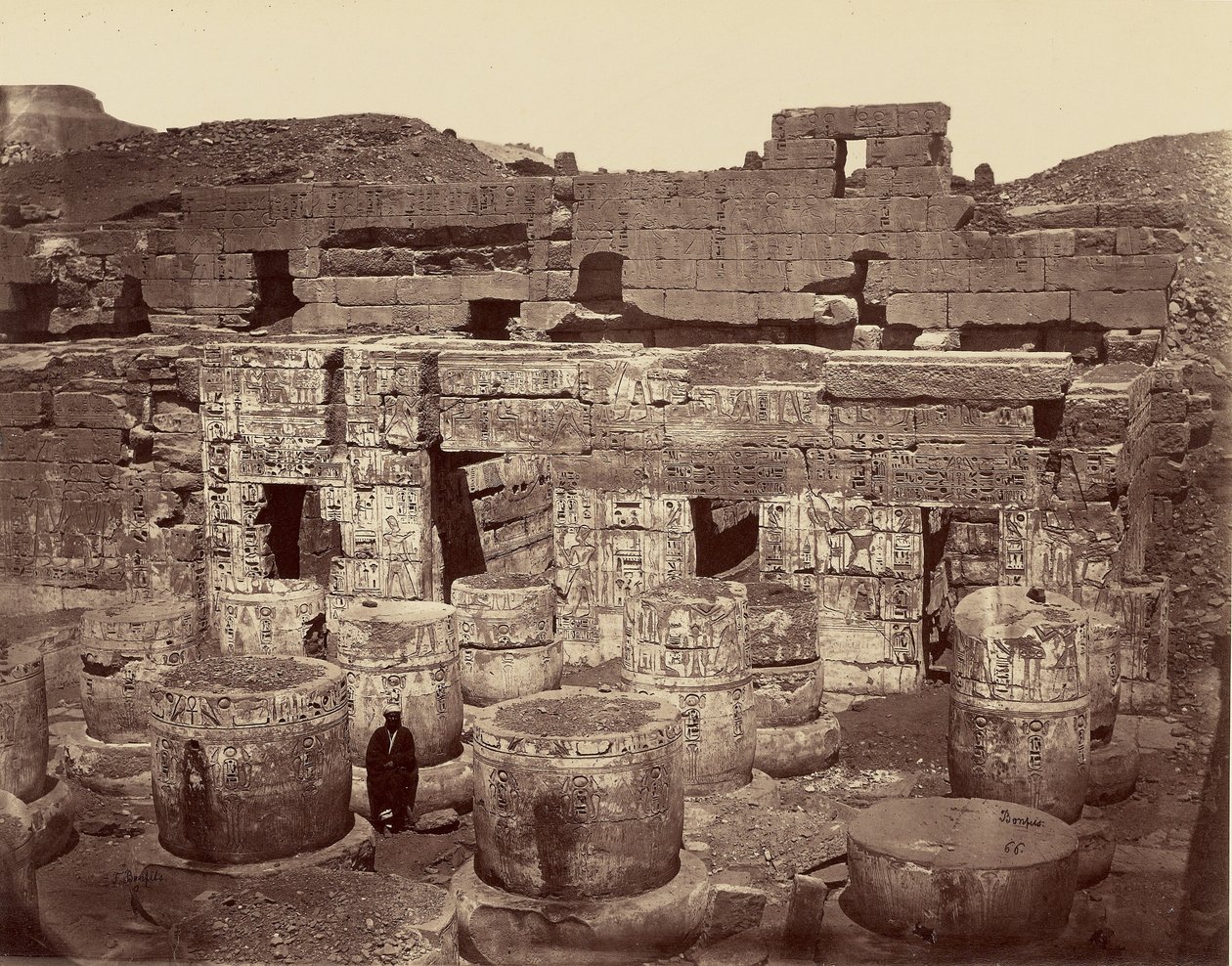 3eme Cour du Grand Temple de Medinet-Abou, ou des colonnes. Thebes - Félix Bonfils