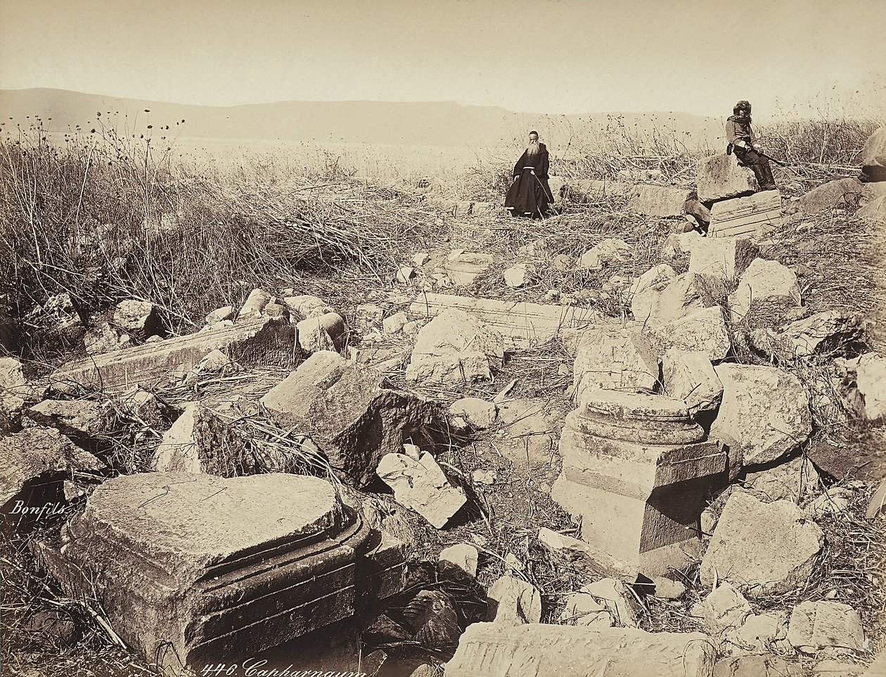 Un moine et un homme avec un fusil posent, assis sur des ruines, près de Capharnaüm - Félix Bonfils