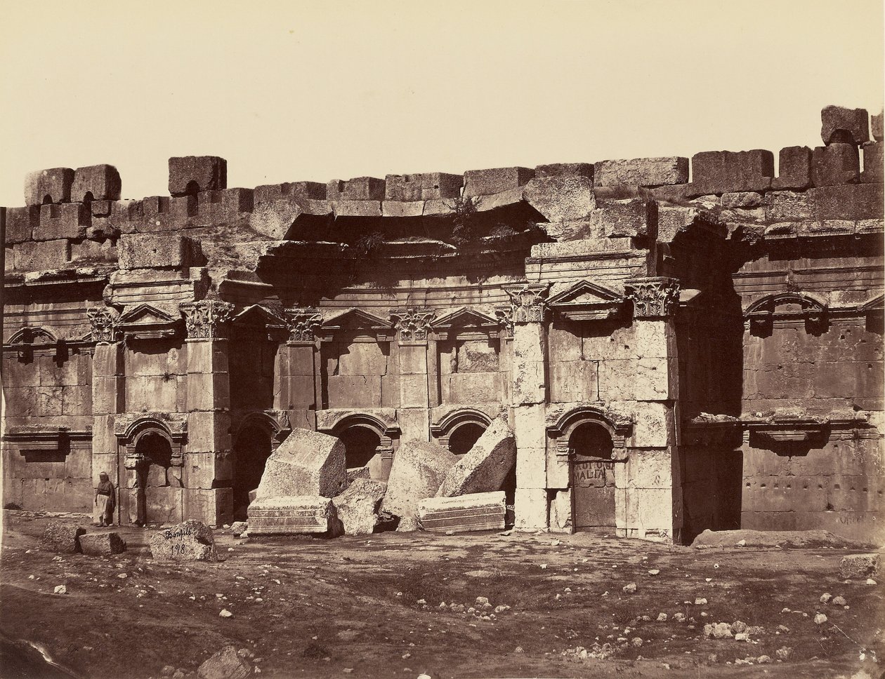 Chambres carrées, à droite, dans la cour rectangulaire - Baalbek - Félix Bonfils