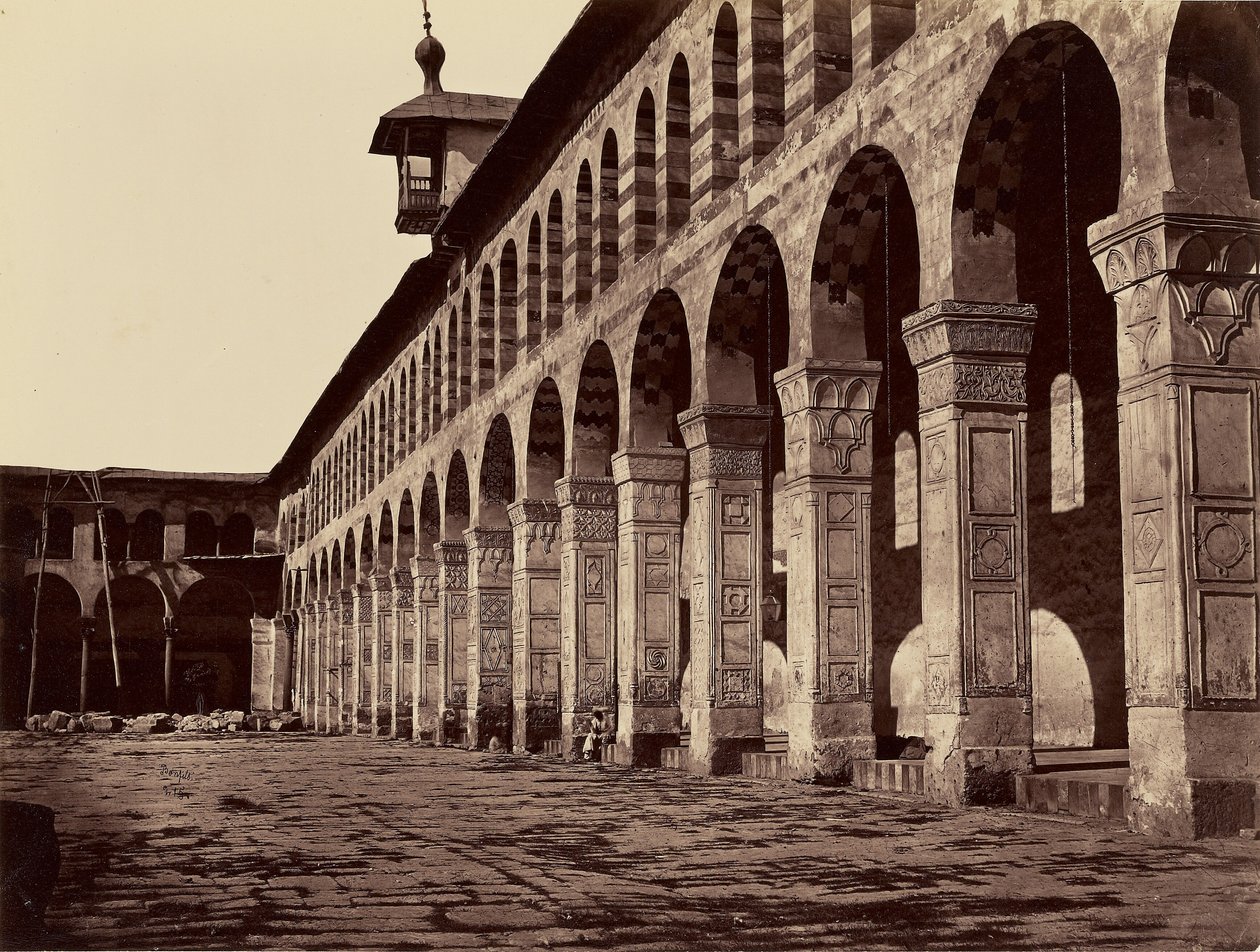 Enfilade de la Grande Mosquée, côté sud, dans la cour (Damas) - Félix Bonfils