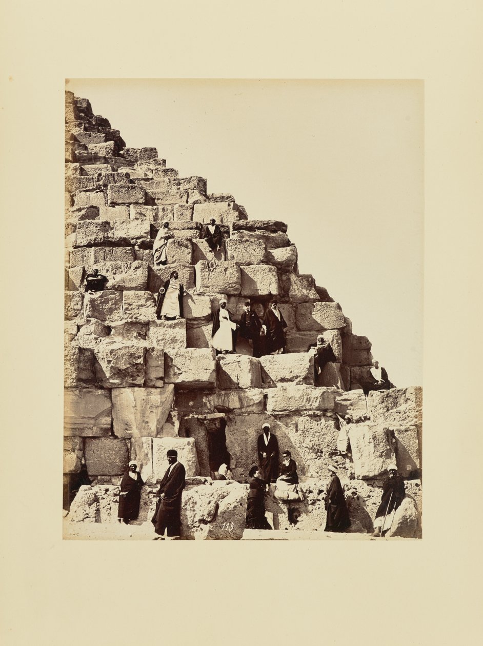 [Portrait de groupe sur les blocs de pierre d