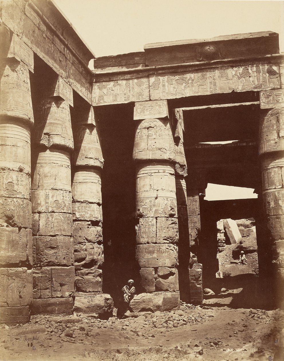 Intérieur de la première cour du temple de Ramsès III à Karnak [Thèbes] - Félix Bonfils
