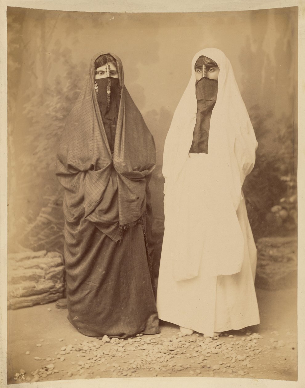 [Portrait de deux femmes en costume moyen-oriental] - Félix Bonfils