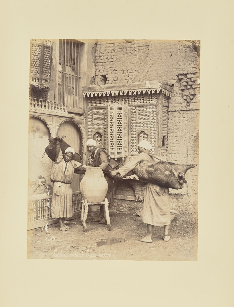 Sakkas vidant leurs outres - Félix Bonfils