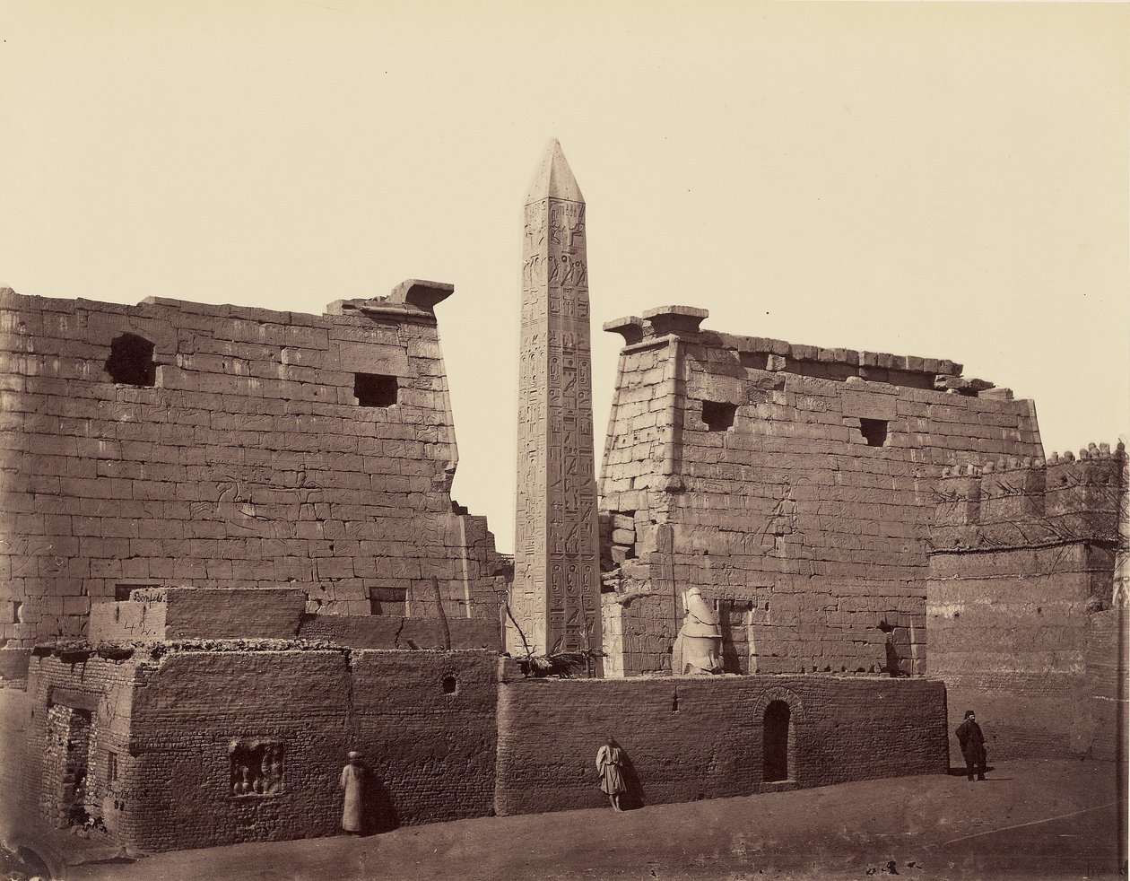 Temple de Louxor : obélisque et pylône [Thèbes] - Félix Bonfils