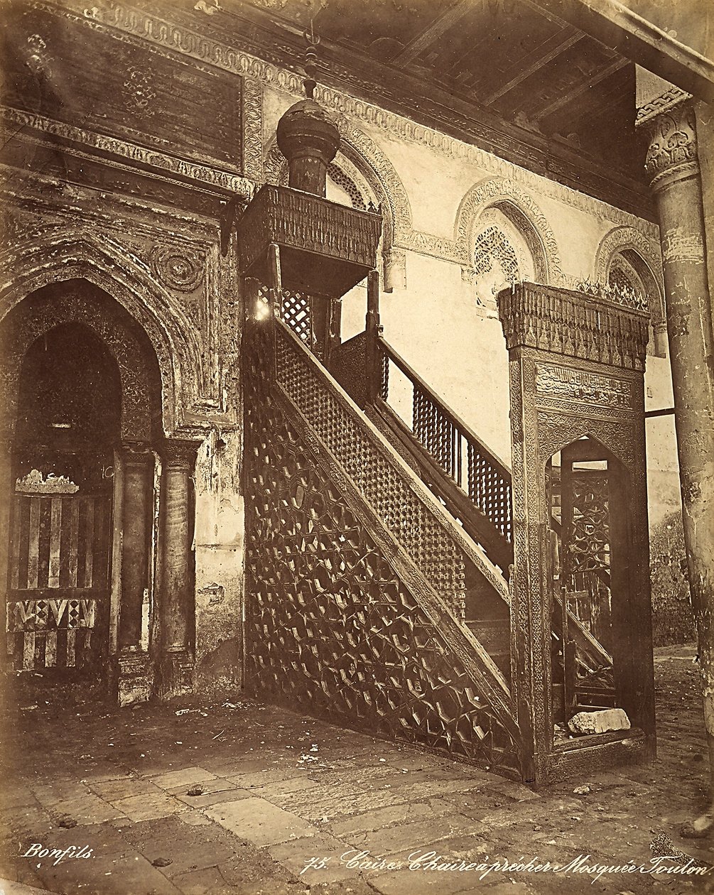 Le minbar, chaise en bois antique, conservée dans la mosquée d'Ibn ...