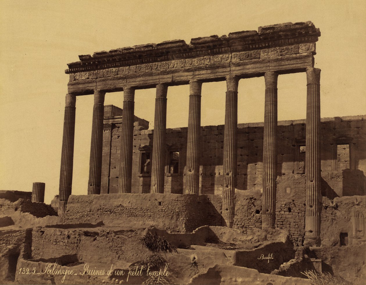 Colonnade détachée devant un temple à Palmyre, Syrie - Félix Bonfils