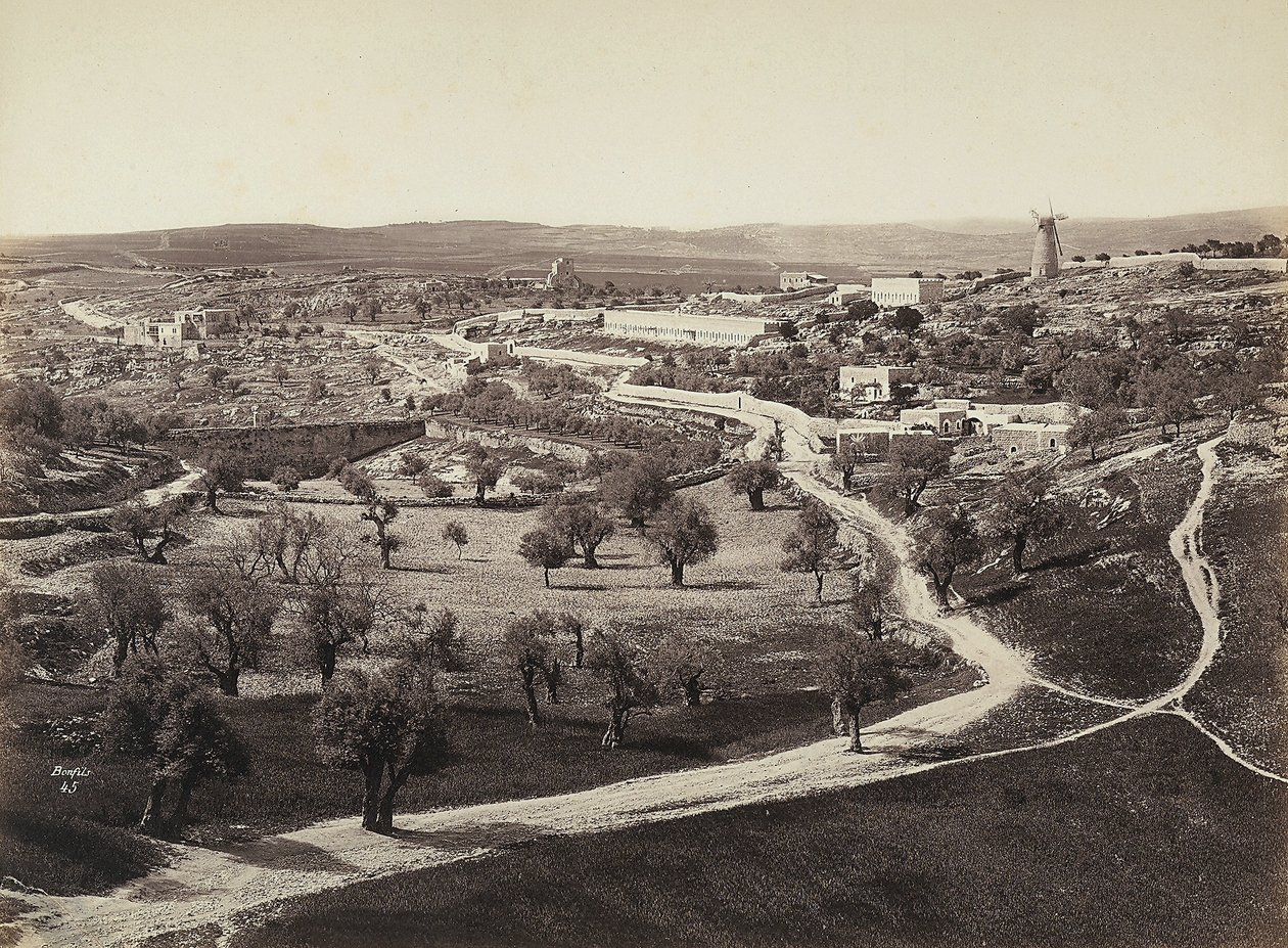 Paysage de vallée avec un moulin à vent et des oliveraies - Félix Bonfils