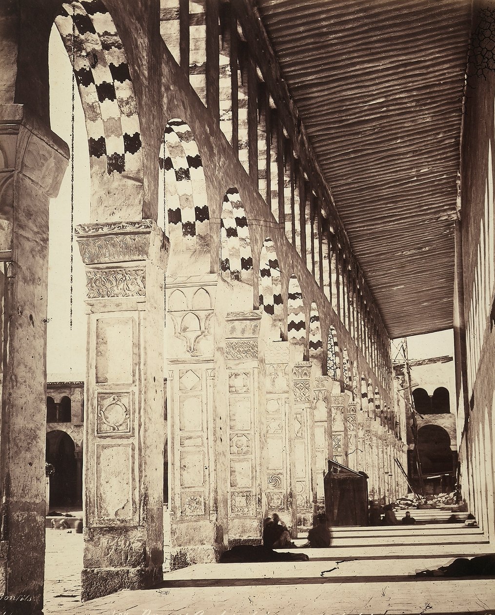 Vue de la colonnade dans la Grande Mosquée des Omeyyades, à Damas, Syrie. À l