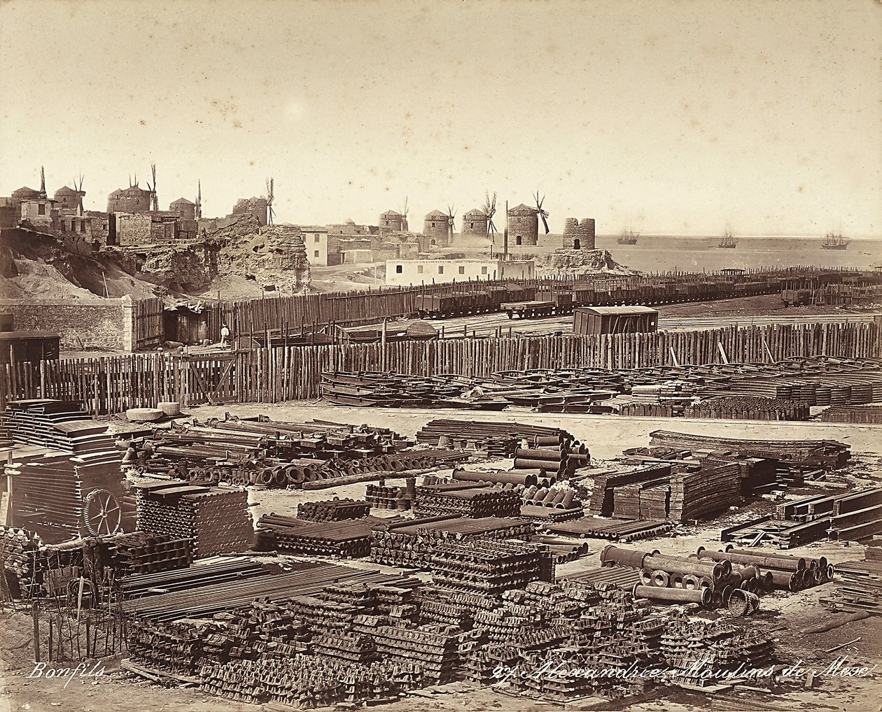 Cour pour matériaux de construction, moulins à vent en arrière-plan, à Alexandrie, Égypte - Félix Bonfils