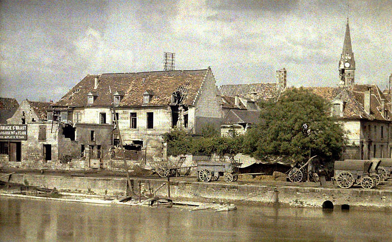 Chariots le long de la rive de l