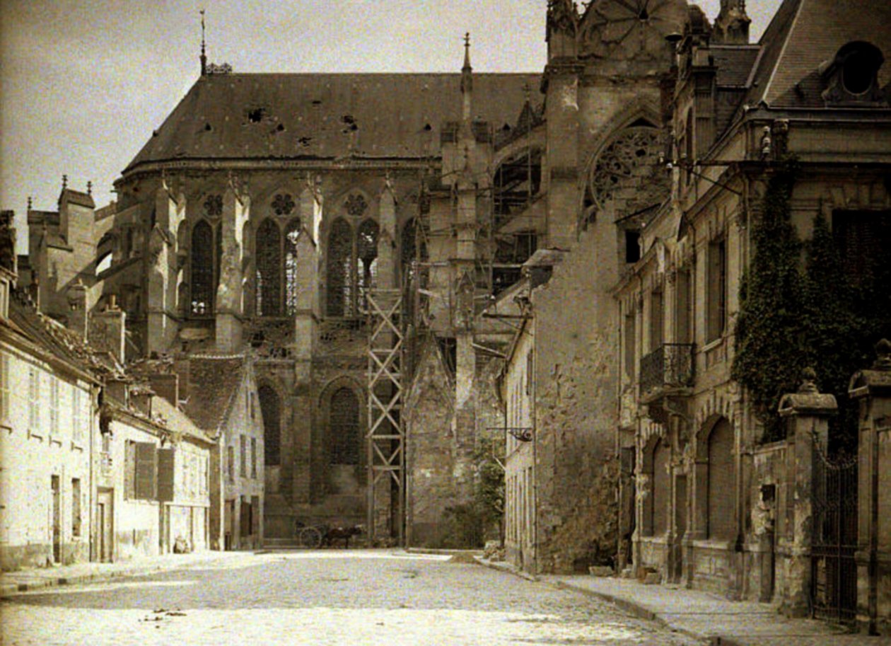 Cathédrale Saint-Gervais-et-Saint-Protais, commencée en 1180 et gravement endommagée pendant la guerre, Soissons, Aisne, France, 1917 - Fernand Cuville