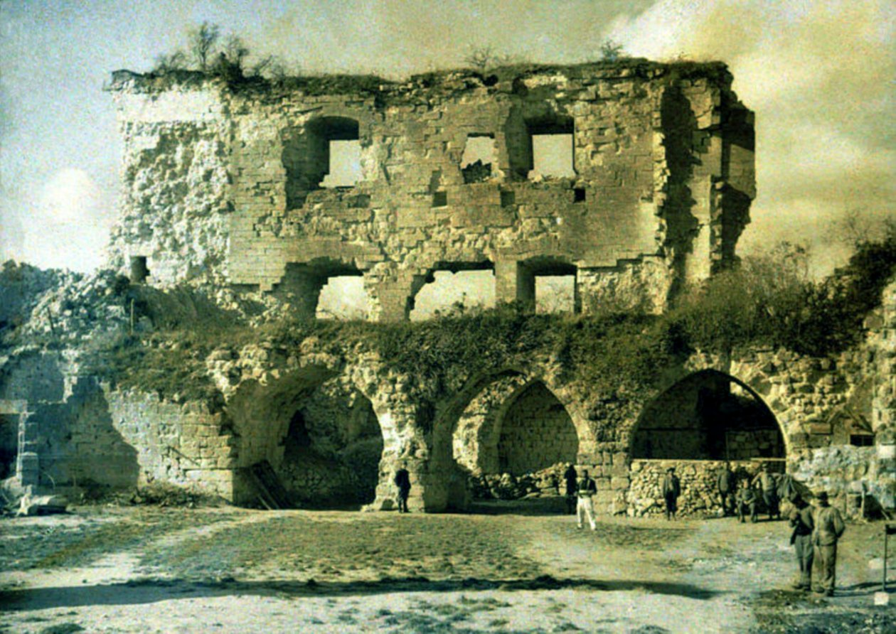 Soldats français dans la cour d