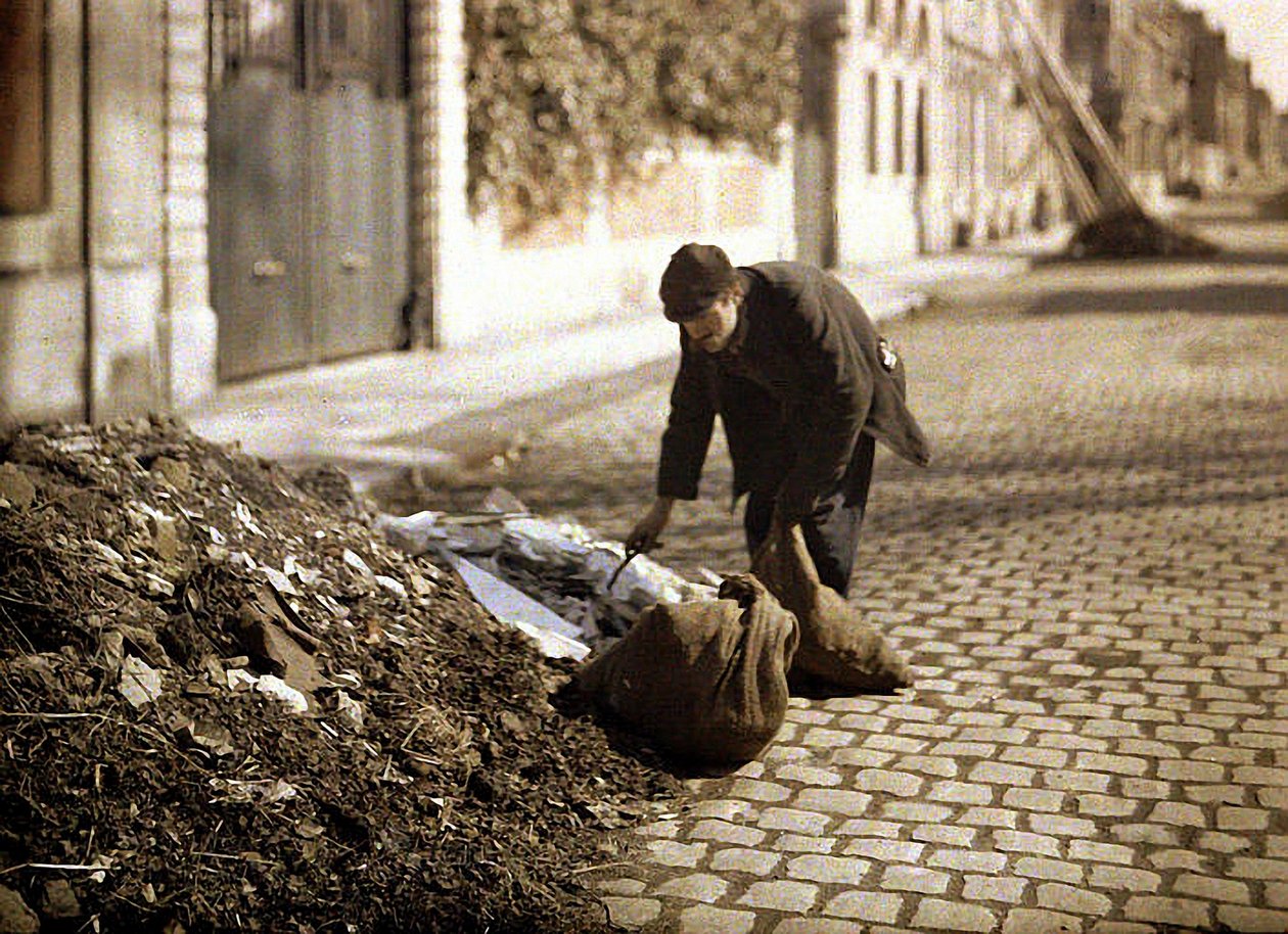 Chiffonnier cherchant des objets utilisables dans un tas, Reims, Marne, France, 1917 - Fernand Cuville