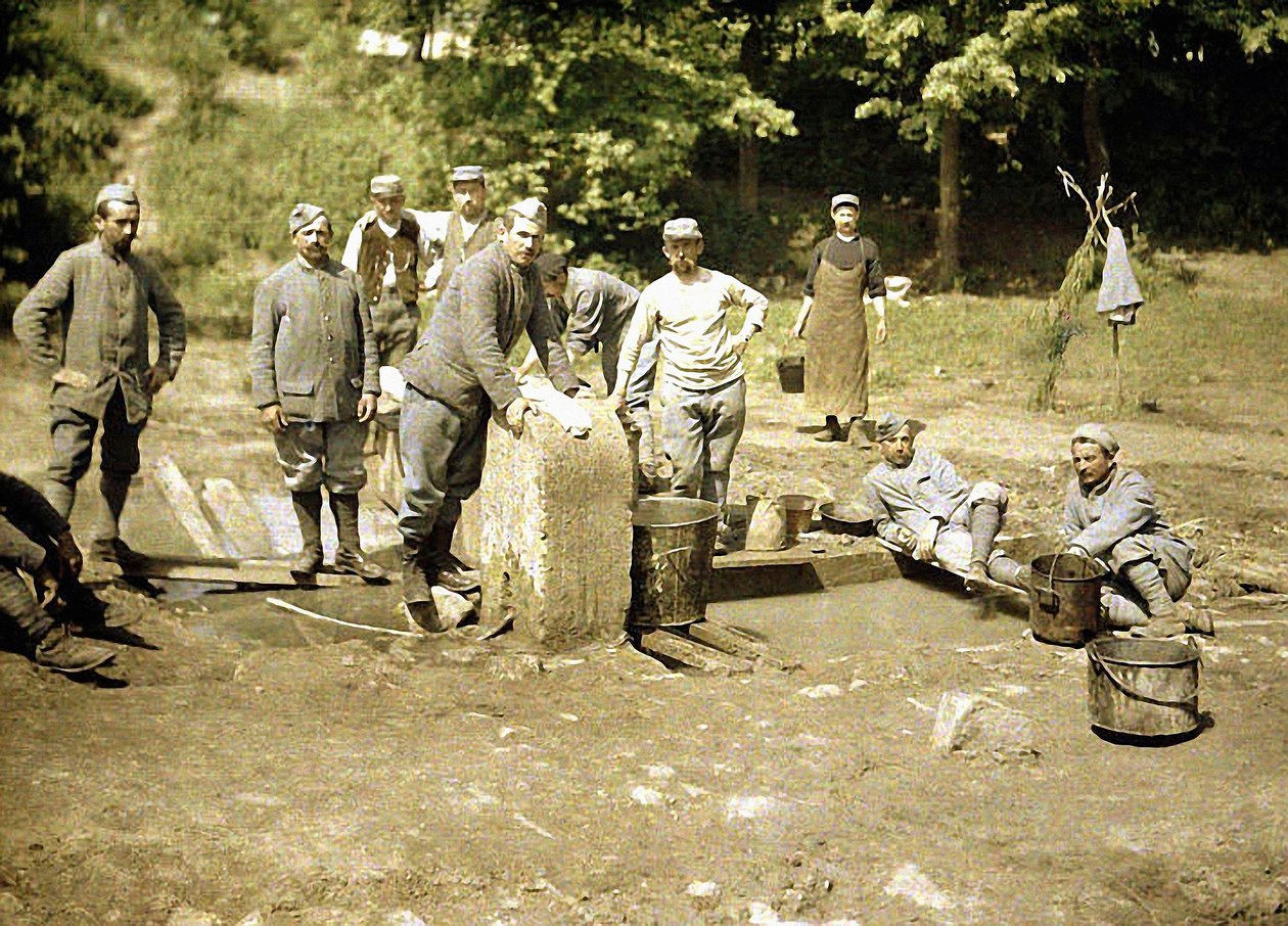 Groupe de soldats français faisant la lessive à un puits, Soissons, Aisne, 1917 - Fernand Cuville