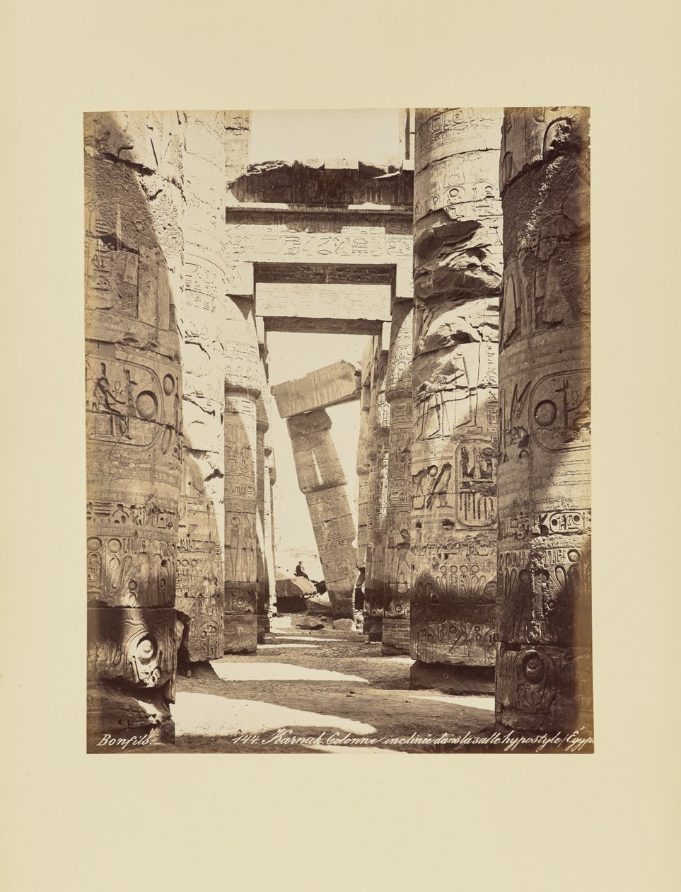 Karnak. Colonne inclinée dans la salle hypostyle, Égypte - Félix Bonfils